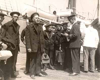 trainees leaving Shipping Board training ship